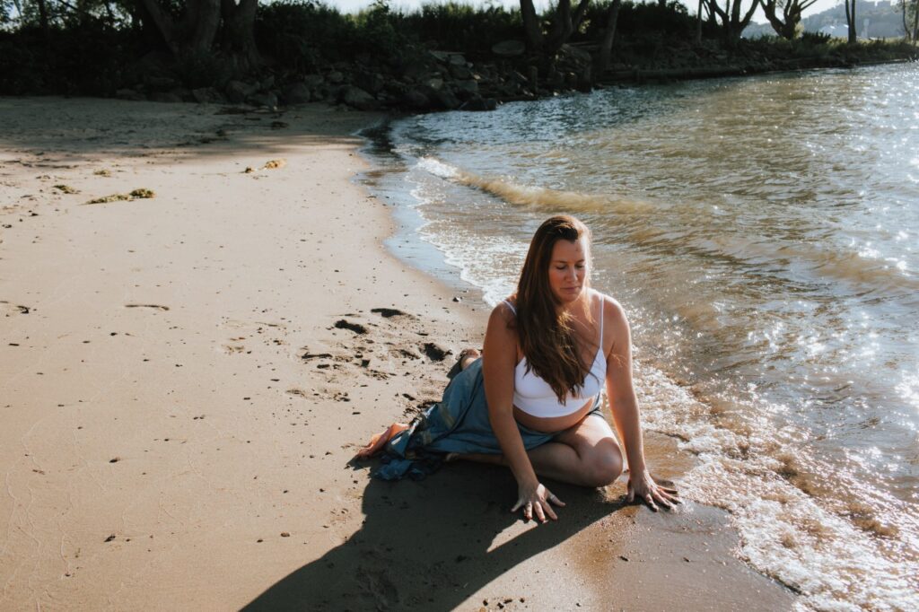 posture du cygne, une asana de yin yoga sur la plage