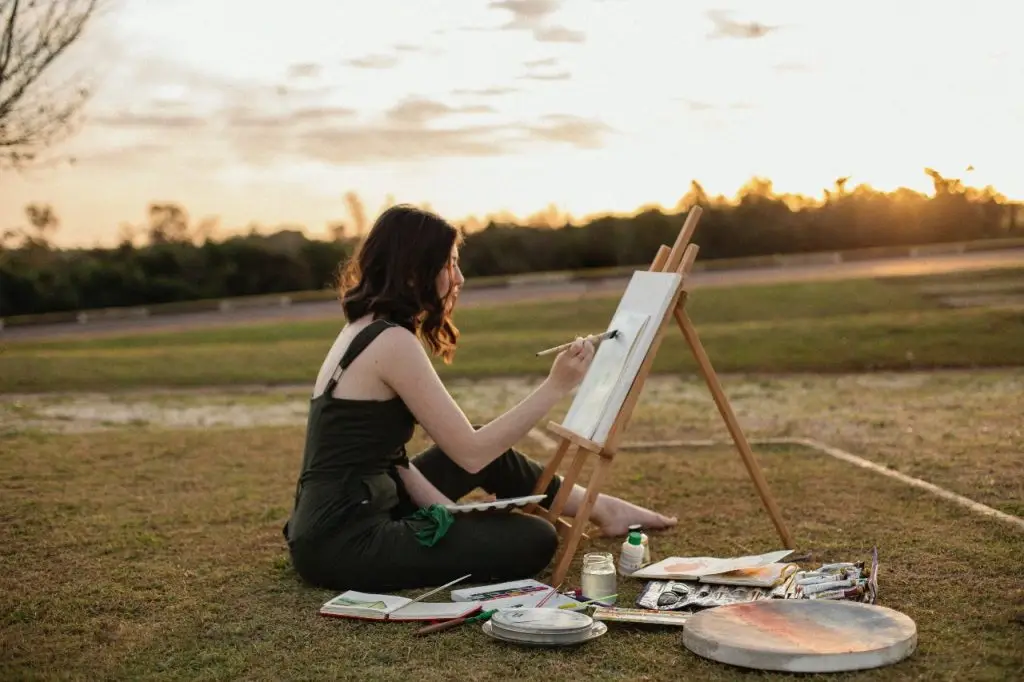 photo d'une illustratrice en action pour illustrer le projet de livre Les Yoginours au pays du yoga.